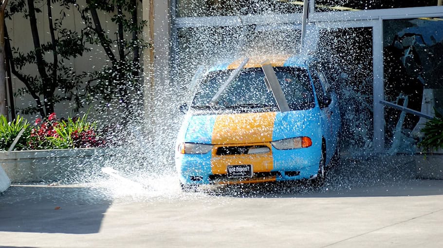 Schwerer Verkehrsunfall zwischen Mitsubishi und BMW