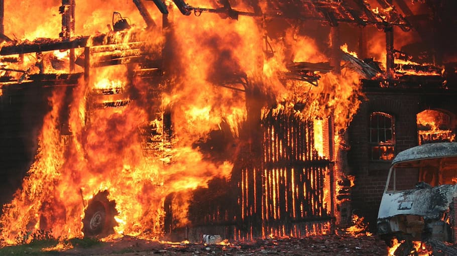 Brand im Keller eines Mehrfamilienhauses verursacht Evakuierung