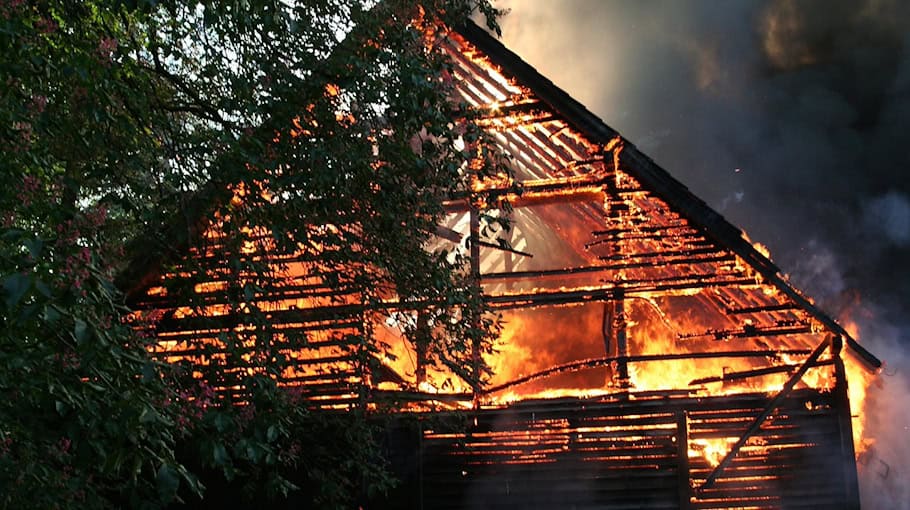 Dachgeschosswohnung in Leipzig steht in Flammen