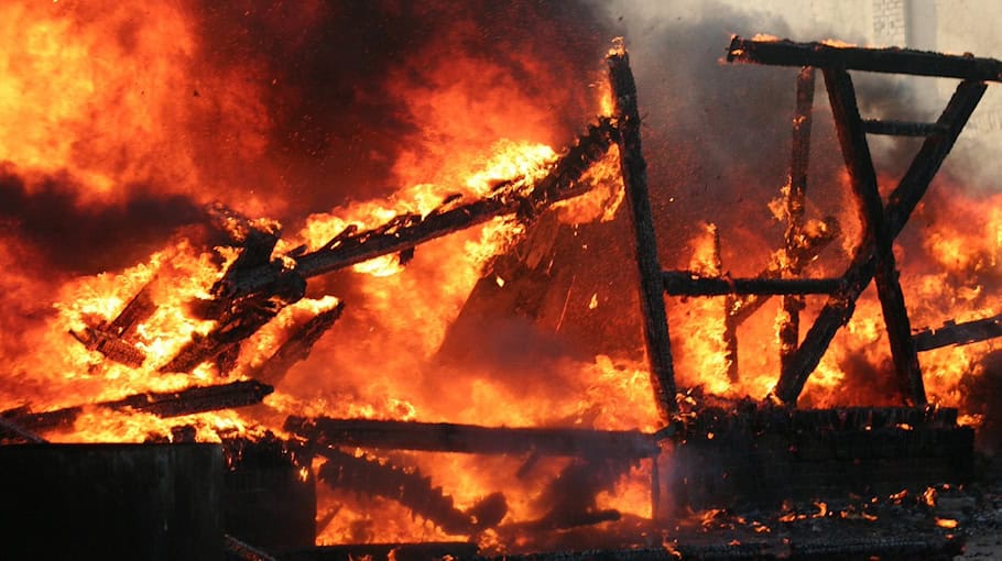 Sicherheitsmitarbeiter beobachtet Brandstiftung im Wohnhaus