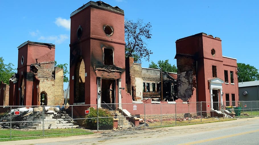 Vandalismus an Kirche: Schriftzüge mit Sprühfarbe