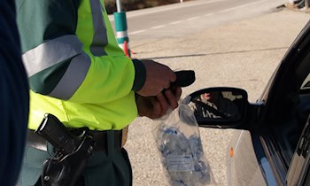 Verkehrskontrolle: Fahrer ohne Lizenz und mit Alkohol am Steuer