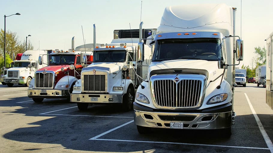 Lkw-Fahrer Übersehen Stau in Nieder Seifersdorf