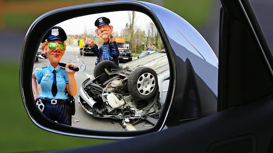 Mitsubishi Fahrer verunglückt auf der S 211