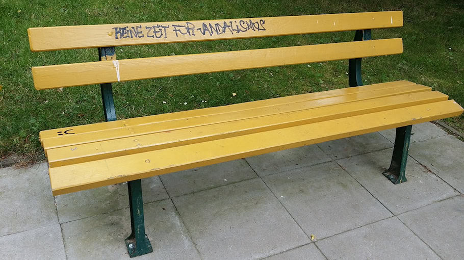 Vandalismus an Tür eines Mehrfamilienhauses