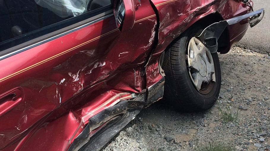 Verkehrsunfall zwischen Skoda und Mercedes