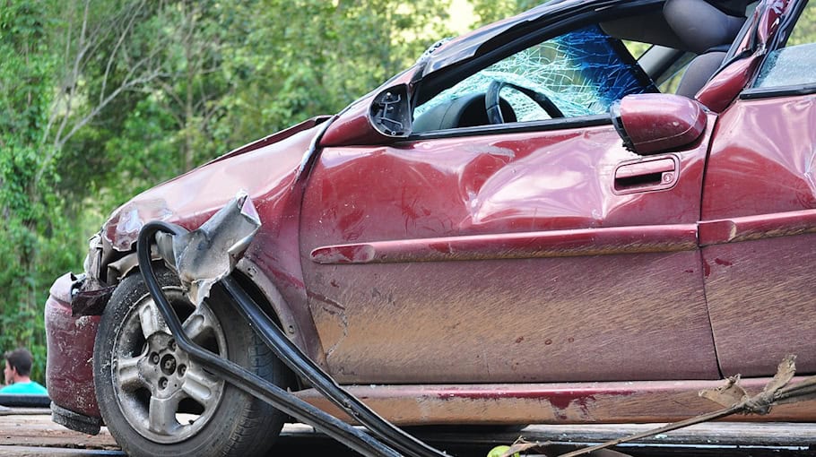 Unfall zwischen Pkw und Fahrradfahrerin in Bernsdorf