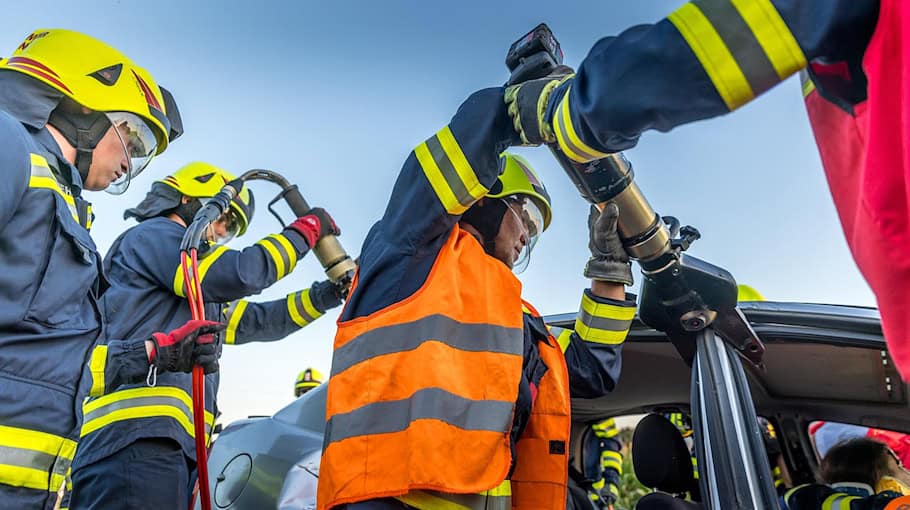 Schwerer Verkehrsunfall zwischen Motorrad und Pkw