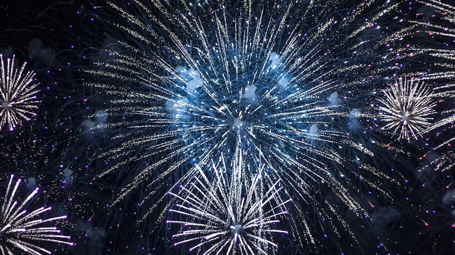 Jugendliche Zünden Pyrotechnik und Zeigen Verbotene Gesten