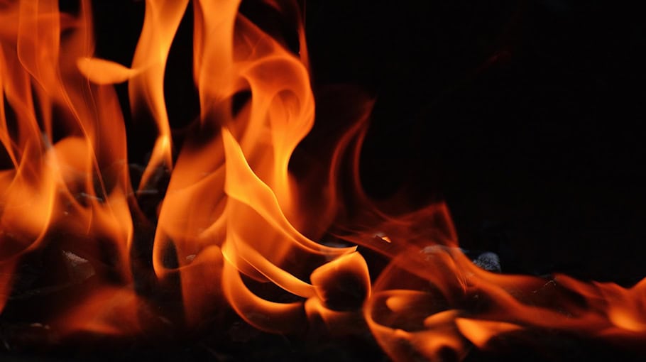 Brandausbruch auf Balkon eines Mehrfamilienhauses