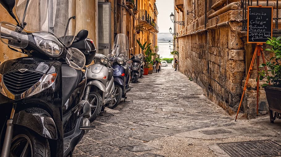 Verbotenes Rennen und Unfall eines Mopedfahrers