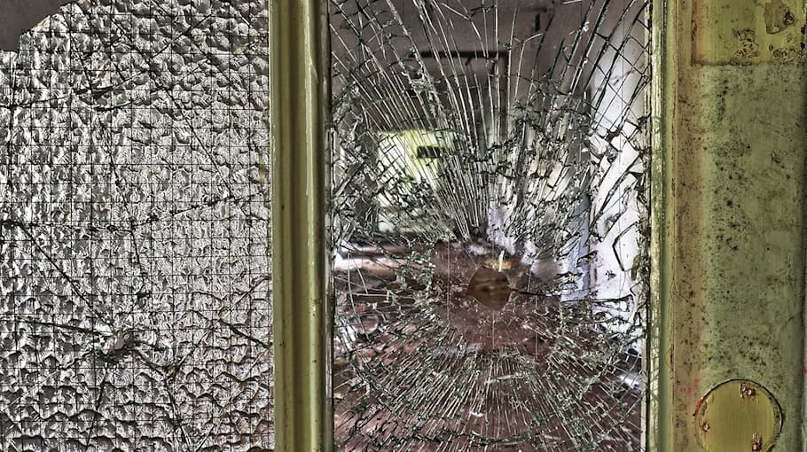 Vandalismus an Bushaltestelle und Kirche in Görlitz