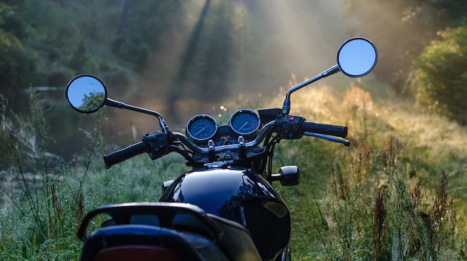 Motorradfahrer verletzt sich durch Ölspur