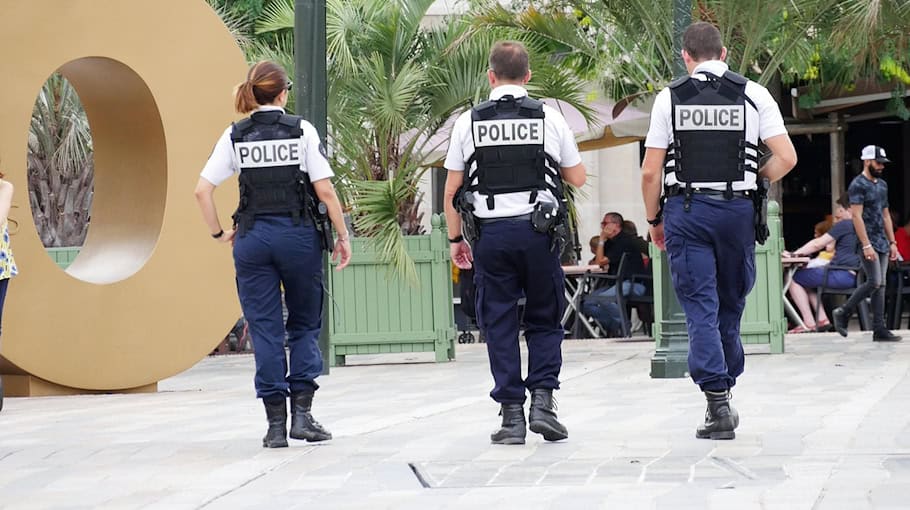 Frau greift Polizisten in Leipzig an