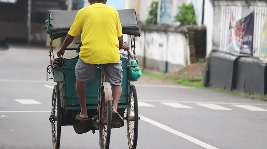 Fahrradfahrer im Straßengraben verunglückt