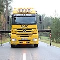 Zusammenstoß zwischen Pkw und Fahrradfahrer im Forstweg