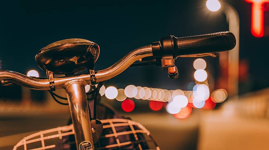 Unfall mit verletztem Fahrradfahrer in der Stadt