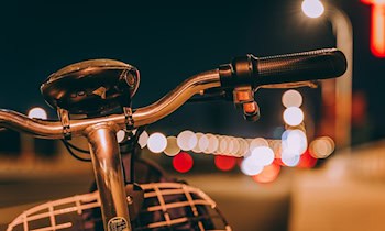 Unfall mit verletztem Fahrradfahrer in der Stadt