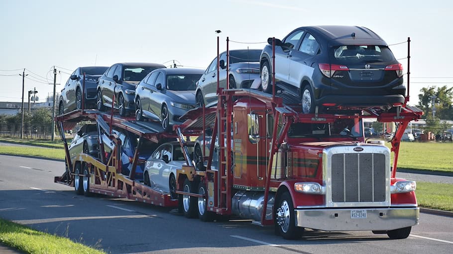 Bergung eines Autotransporters auf der Autobahn 72