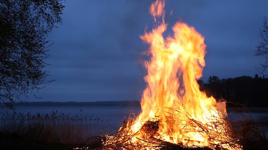 Löschmaßnahmen nach Feuer in Garagenkomplex