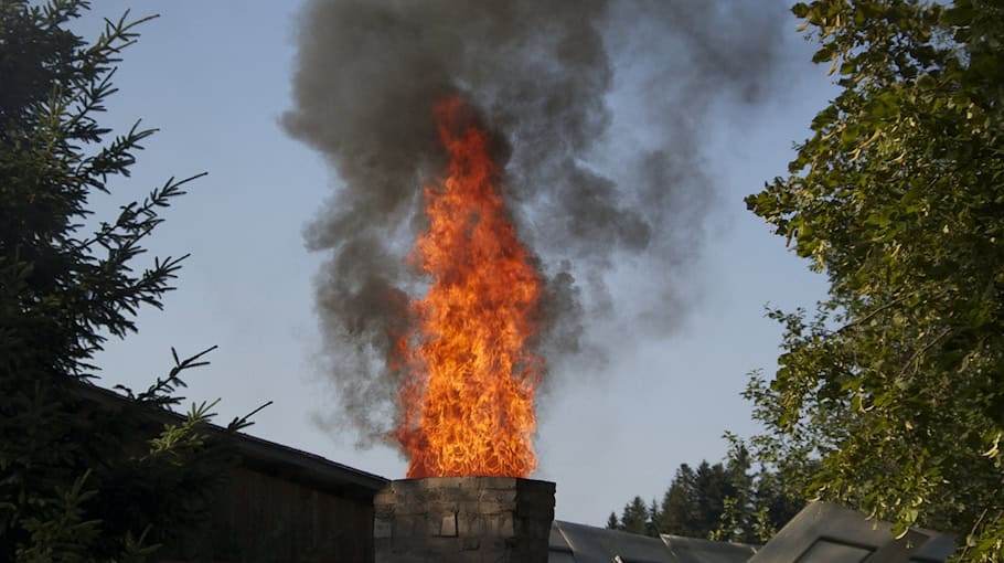 Brand auf Balkon eines Wohnblocks
