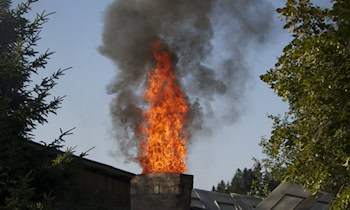 Brand auf Balkon eines Wohnblocks
