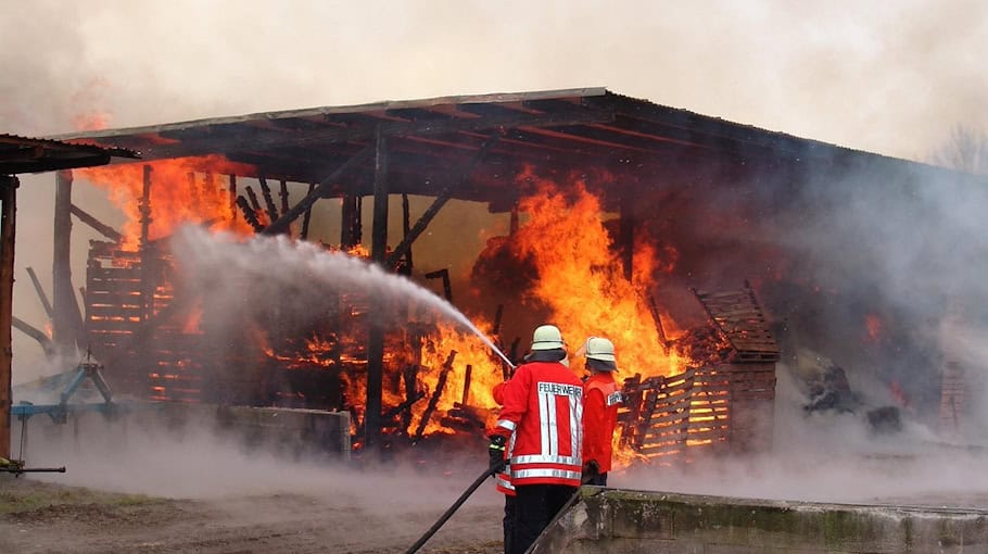Einsatz von Feuerwehr und Polizei bei Brand in Plagwitz