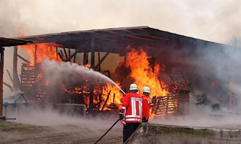 Einsatz von Feuerwehr und Polizei bei Brand in Plagwitz