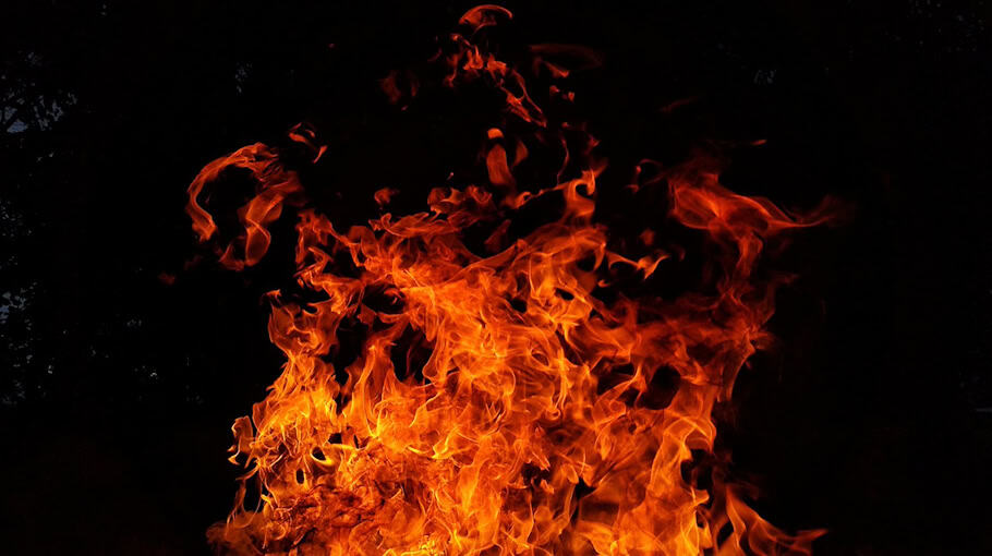 Brandbeschädigung an Mülltonnen in Longuyoner Straße