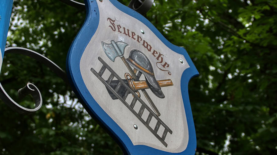 Unbekannte beschädigen Maibaum auf Schulgelände