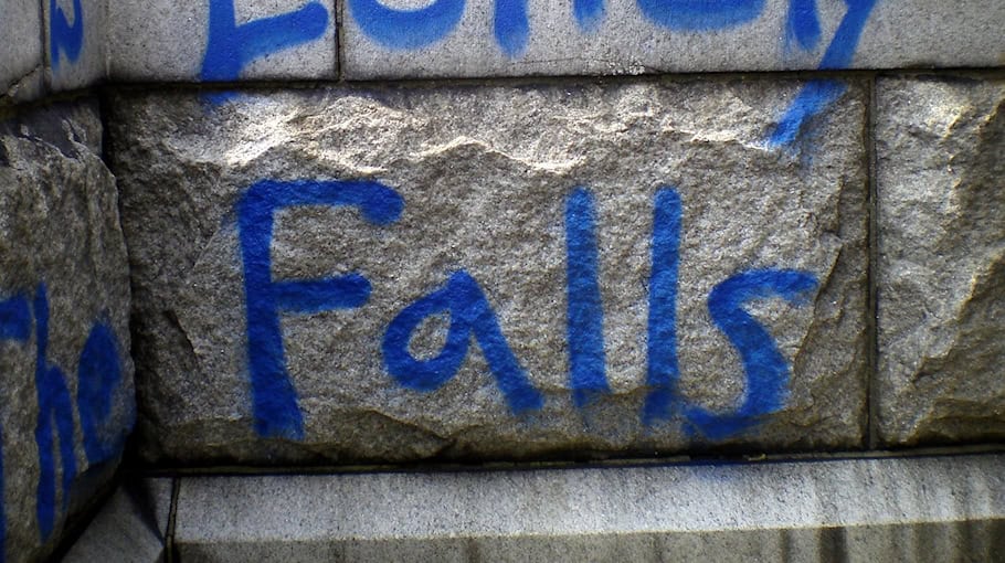 Vandalismus an Stromverteilerkästen und Gebäudefassade