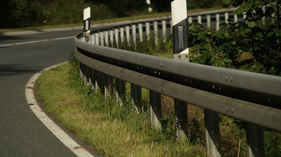 Schwerer Verkehrsunfall mit VW auf Plauensche Straße