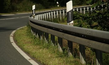 Schwerer Verkehrsunfall mit VW auf Plauensche Straße