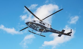 Polizei sichert Fahne des verbotenen Vereins