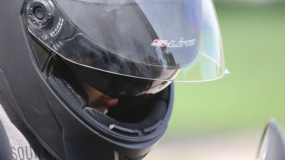 Leichter Unfall zwischen Mopedfahrer und BMW in Werdau