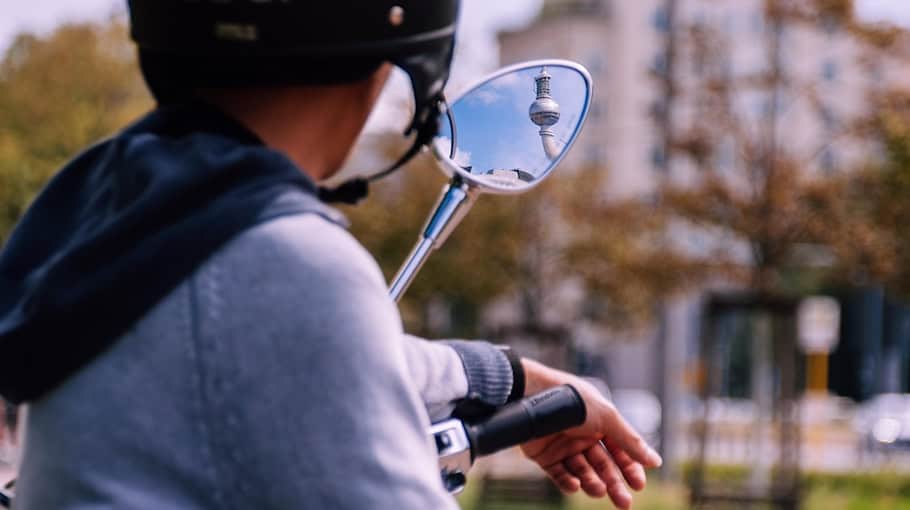 Moped-Fahrerin verletzt sich bei Verkehrsunfall
