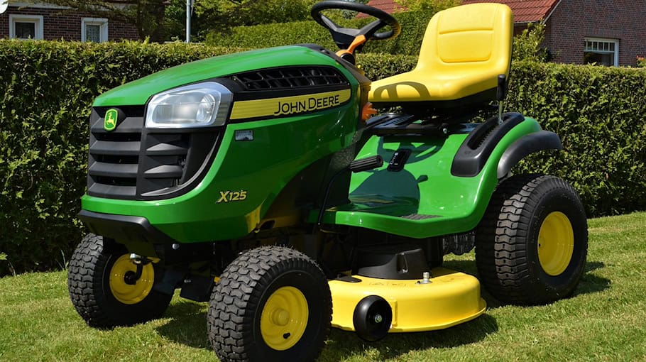 Diebstahl eines John-Deere-Rasentraktors in Bräunsdorf