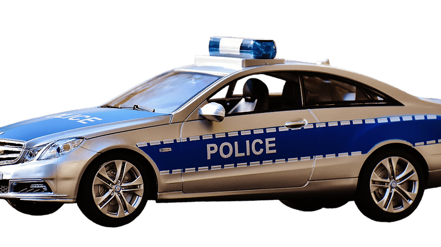 Aggressiver Mann greift Polizisten an