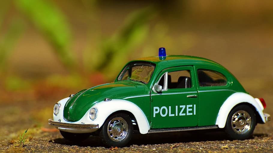 Zusammenstoß zwischen Streifenwagen und Straßenbahn