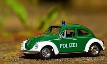 Zusammenstoß zwischen Streifenwagen und Straßenbahn
