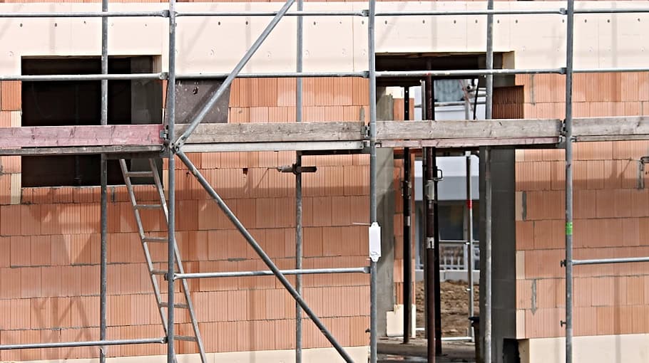 Unbekannte brechen in Rohbau ein