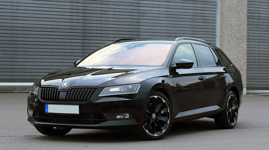 Skoda Fabia Fahrerin bei Unfall verletzt