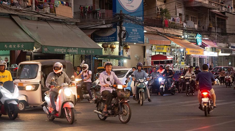 Polizisten stoppen Jugendlichen auf umgebautem Moped