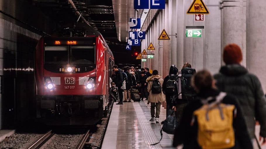 Unbekannter Mann stoppt Straßenbahnen in Gorbitz