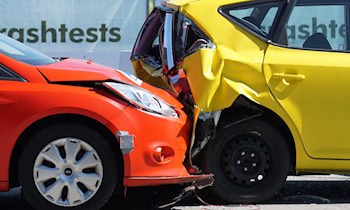 Unfall mit VW-Fahrerin auf steiler Straße