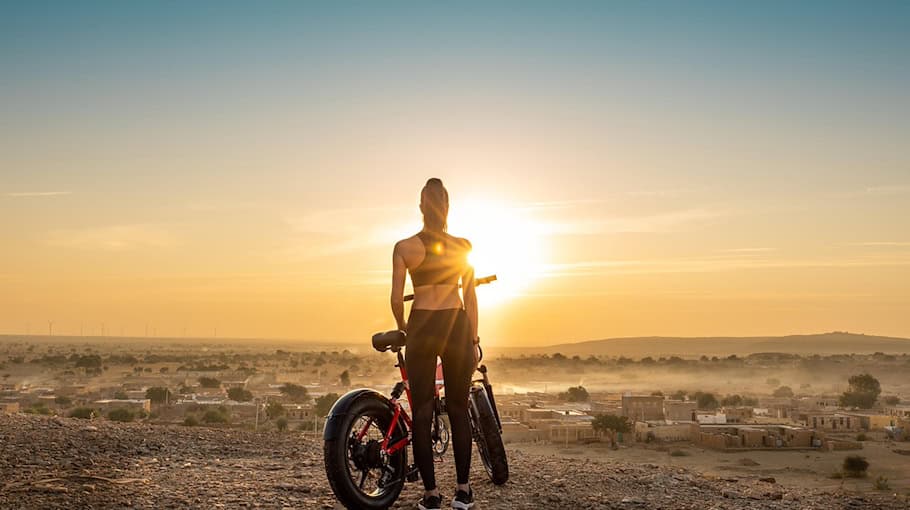 E-Bike Reifen wird von Mann beschädigt