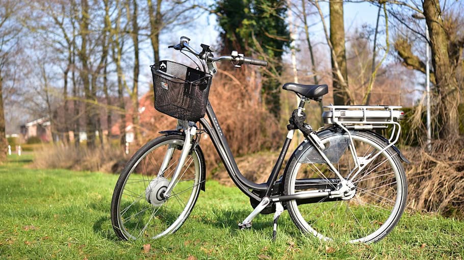 Unbekannter Mann stiehlt E-Bike in Zwickauer Straße