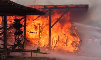 Einsatz von Feuerwehr und Polizei in Arnsgrün bei Brand
