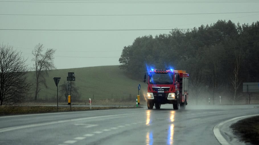 Unbekannter Fahrzeugführer berührt Streifenwagen und flieht