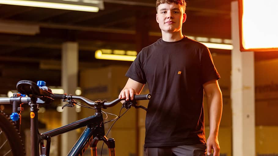 Fahrradfahrer und Mopedfahrer kollidieren auf Martinstraße